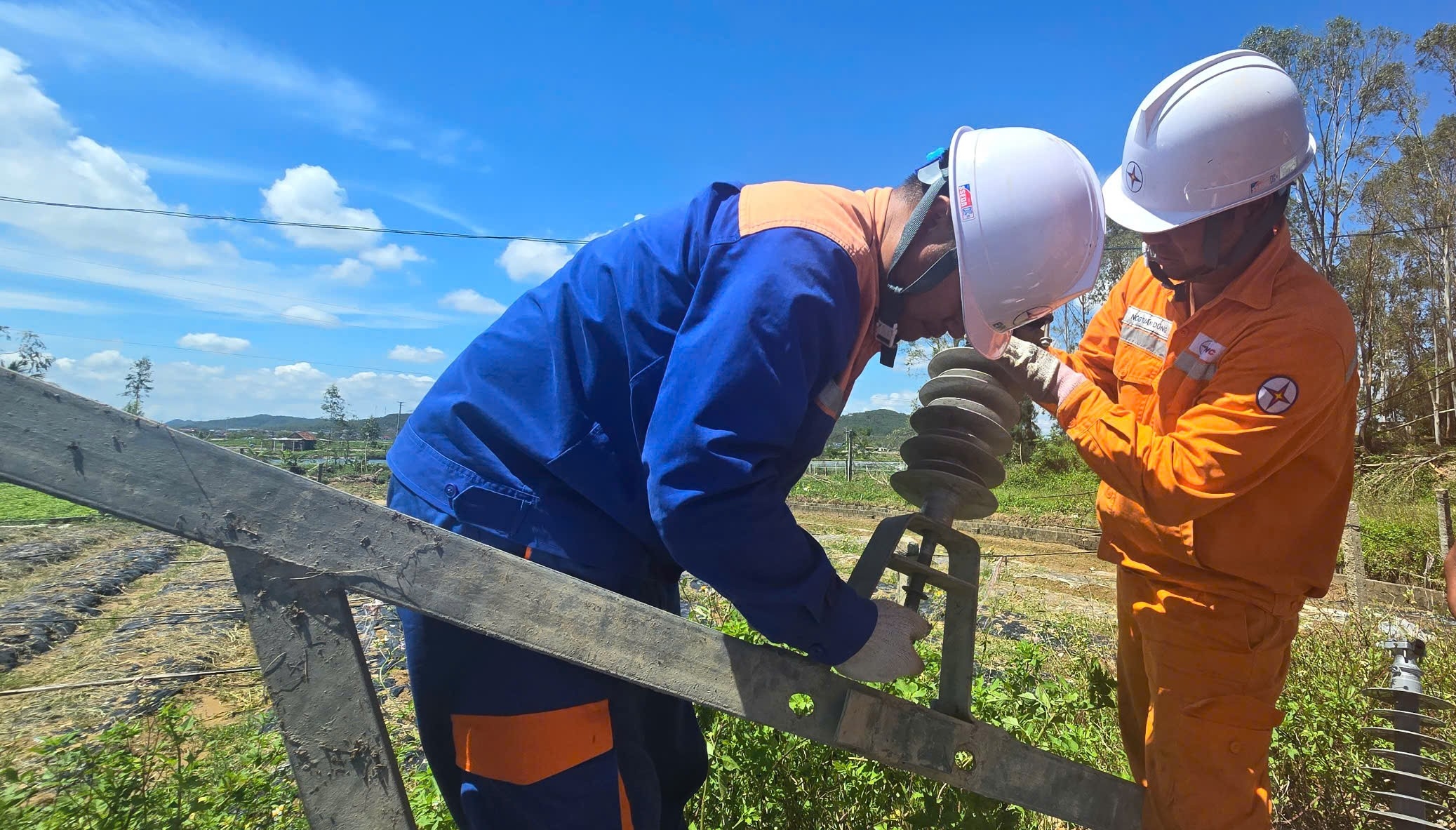 Sinh nhật trên đỉnh cột điện: Gửi ánh sáng từ Lào Cai đến Nghệ An sau bão dữ 6