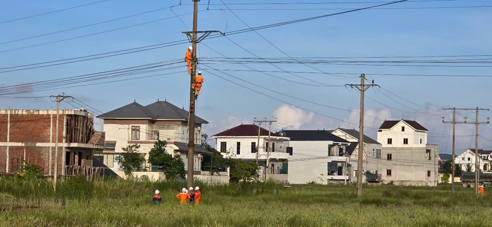 Sinh nhật trên đỉnh cột điện: Gửi ánh sáng từ Lào Cai đến Nghệ An sau bão dữ 7