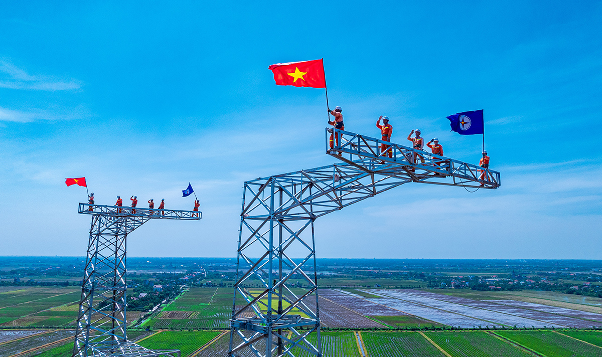 Tập đoàn Điện lực Việt Nam và Tổng công ty Truyền tải điện Quốc gia đón nhận Huân chương Lao động hạng Ba vì thành tích xuất sắc trong xây dựng Đường dây 500kV mạch 3 Quảng Trạch – Phố Nối 1
