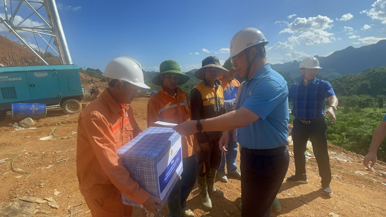 Thăm hỏi, động viên lực lượng thi công dự án đường dây 500kV Lào Cai – Vĩnh Yên vào giai đoạn nước rút 1