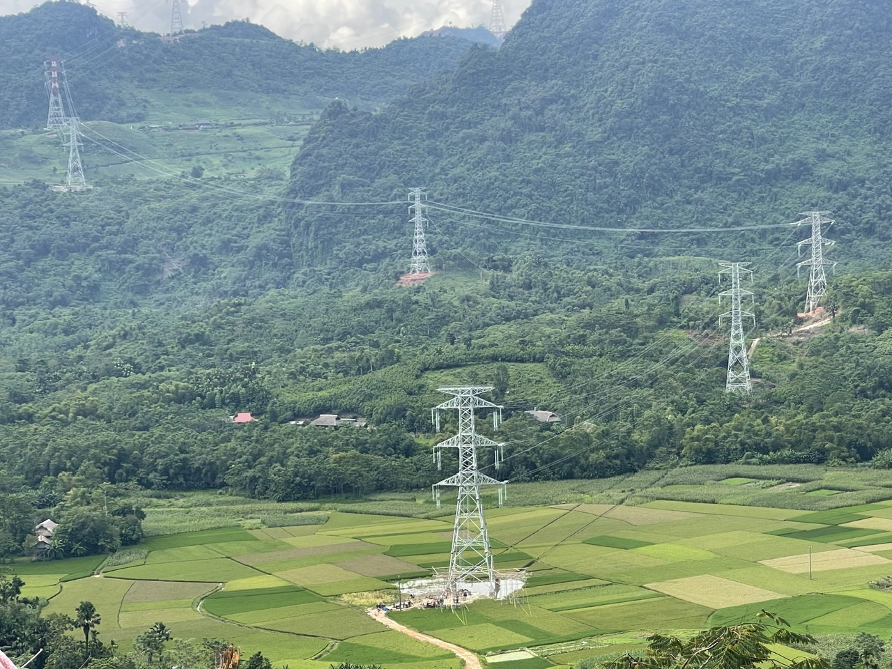 Thăm hỏi, động viên lực lượng thi công dự án đường dây 500kV Lào Cai – Vĩnh Yên vào giai đoạn nước rút 2
