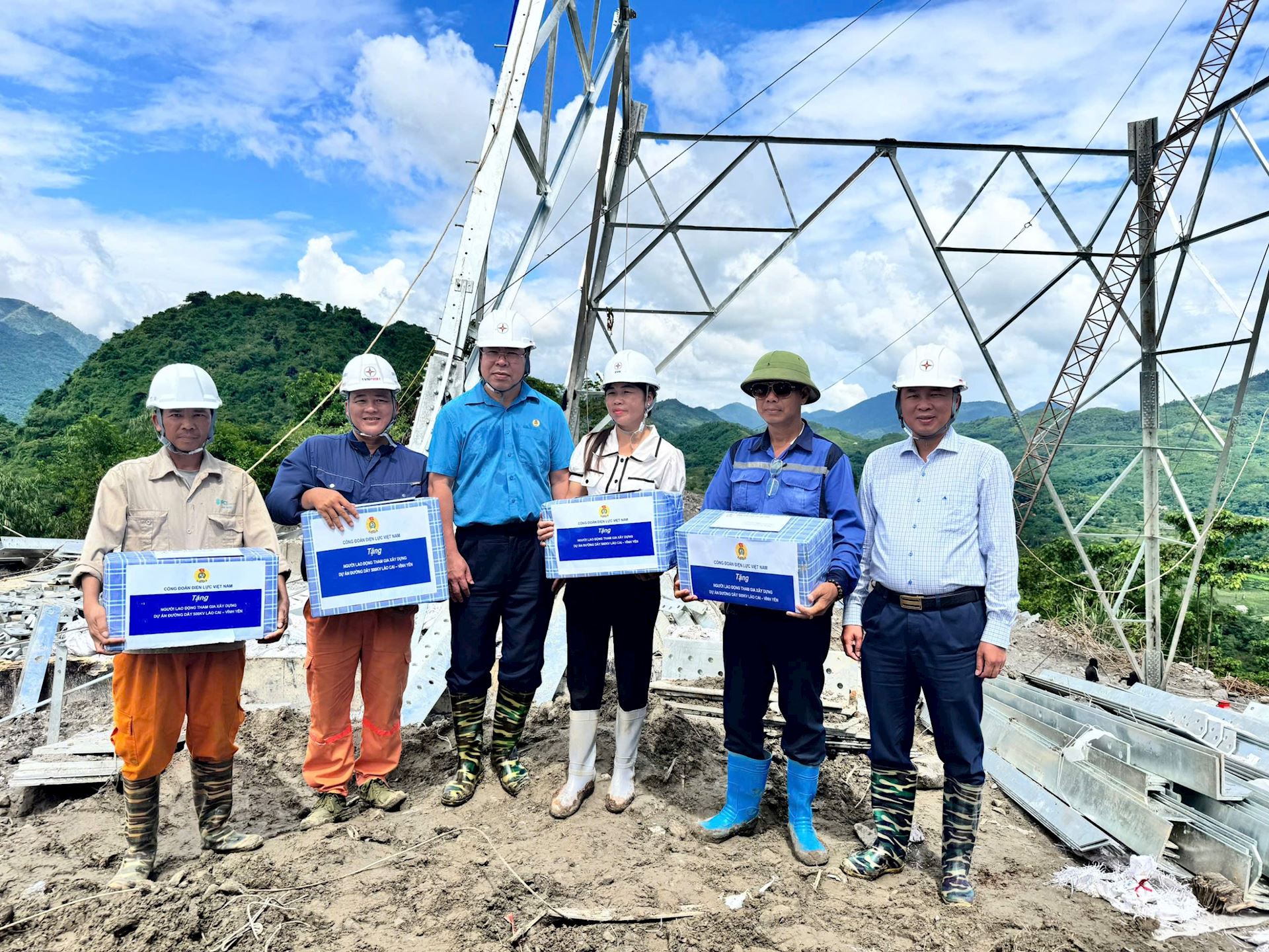 Thăm hỏi, động viên lực lượng thi công dự án đường dây 500kV Lào Cai – Vĩnh Yên vào giai đoạn nước rút