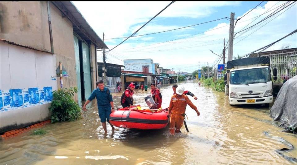 THĂM HỎI, ĐỘNG VIÊN NGƯỜI LAO ĐỘNG THAM GIA KHẮC PHỤC HẬU QUẢ DO LŨ LỤT 1