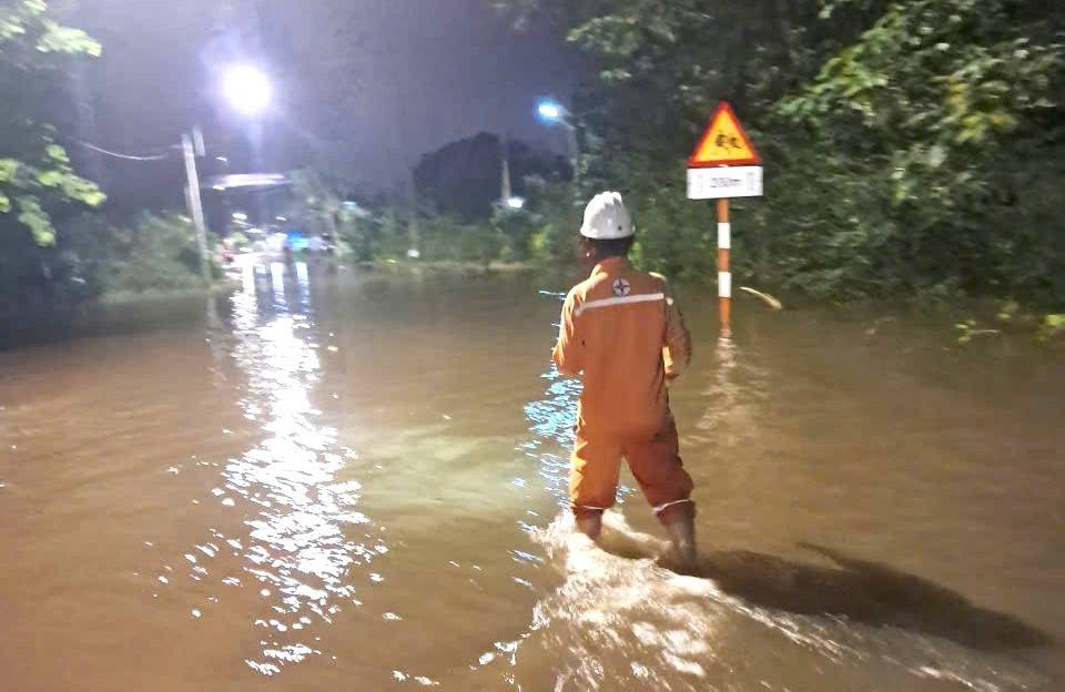THĂM HỎI, ĐỘNG VIÊN NGƯỜI LAO ĐỘNG THAM GIA KHẮC PHỤC HẬU QUẢ DO LŨ LỤT 3
