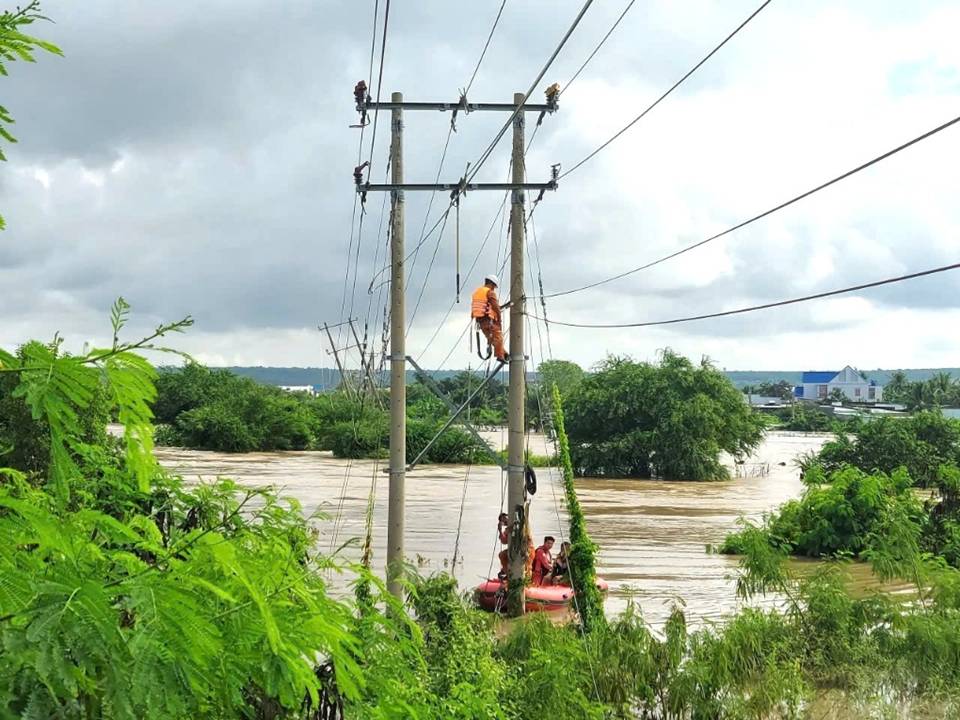 THĂM HỎI, ĐỘNG VIÊN NGƯỜI LAO ĐỘNG THAM GIA KHẮC PHỤC HẬU QUẢ DO LŨ LỤT 5
