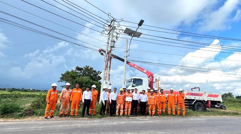 THĂM HỎI, ĐỘNG VIÊN NGƯỜI LAO ĐỘNG THAM GIA KHẮC PHỤC HẬU QUẢ DO LŨ LỤT 6