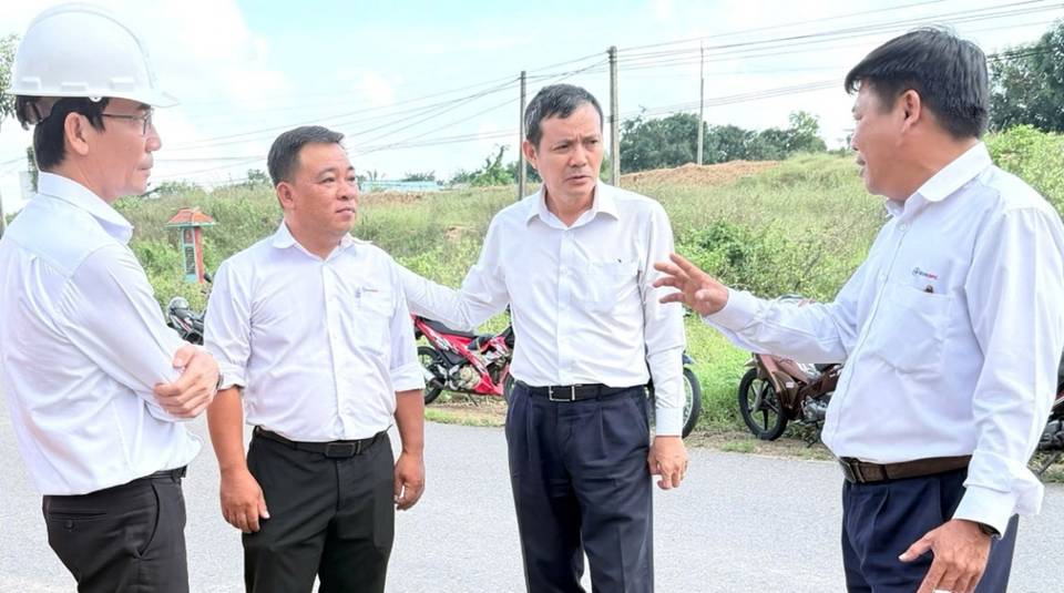 THĂM HỎI, ĐỘNG VIÊN NGƯỜI LAO ĐỘNG THAM GIA KHẮC PHỤC HẬU QUẢ DO LŨ LỤT