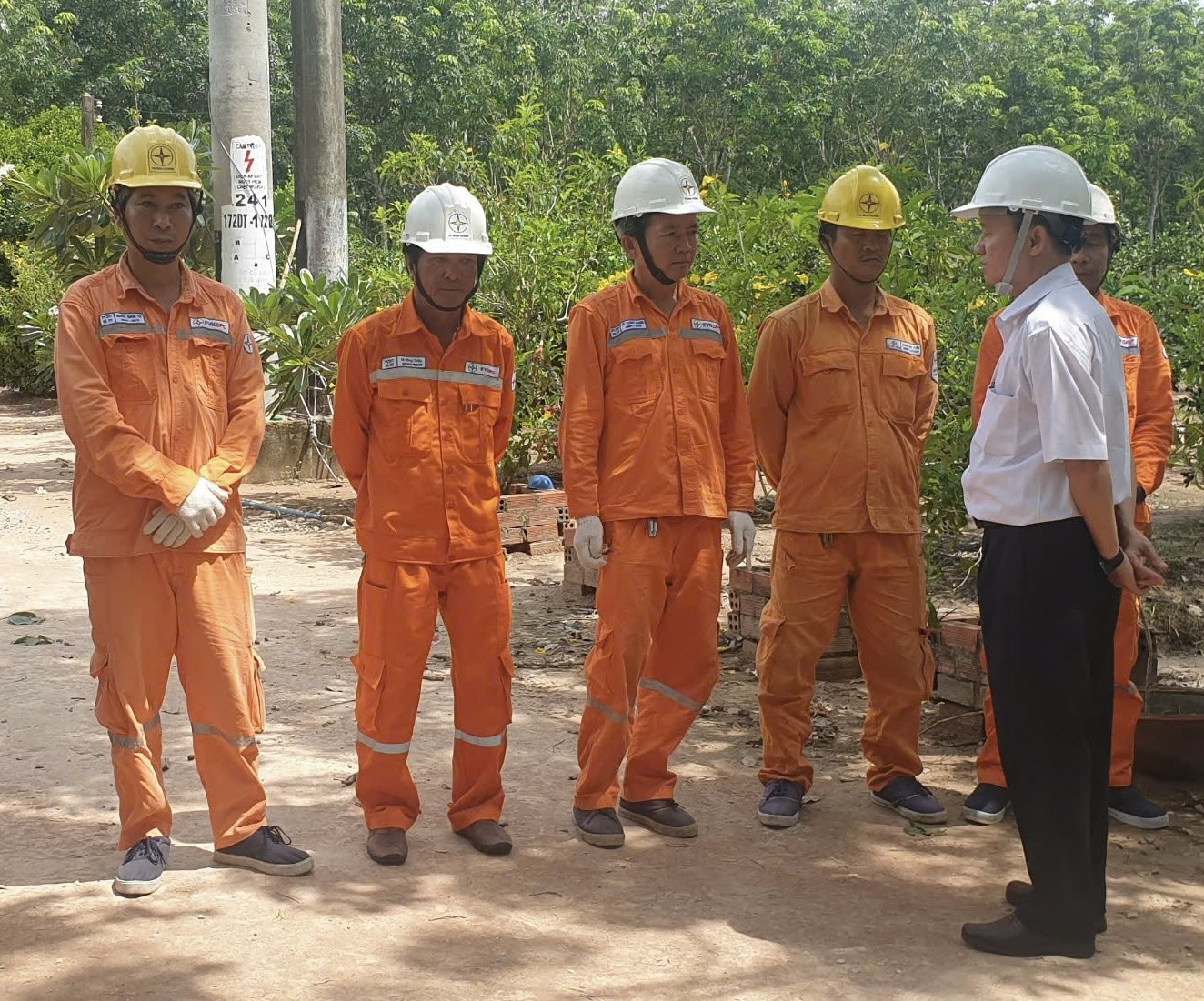 THĂM HỎI NHÂN THÁNG CÔNG NHÂN 2025: QUAN TÂM, KHÍCH LỆ NGƯỜI LAO ĐỘNG 1