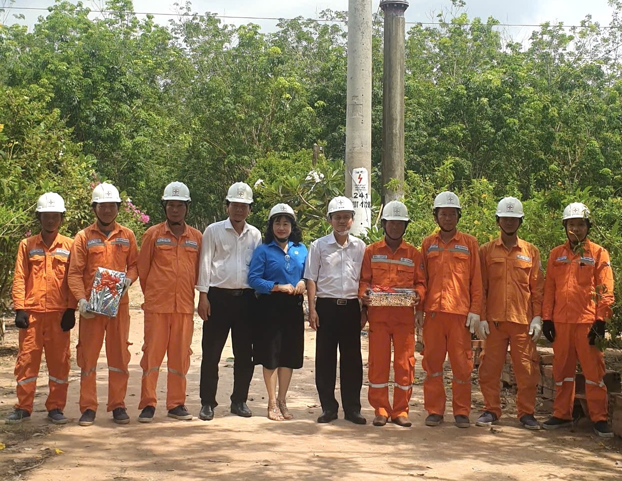 THĂM HỎI NHÂN THÁNG CÔNG NHÂN 2025: QUAN TÂM, KHÍCH LỆ NGƯỜI LAO ĐỘNG 2