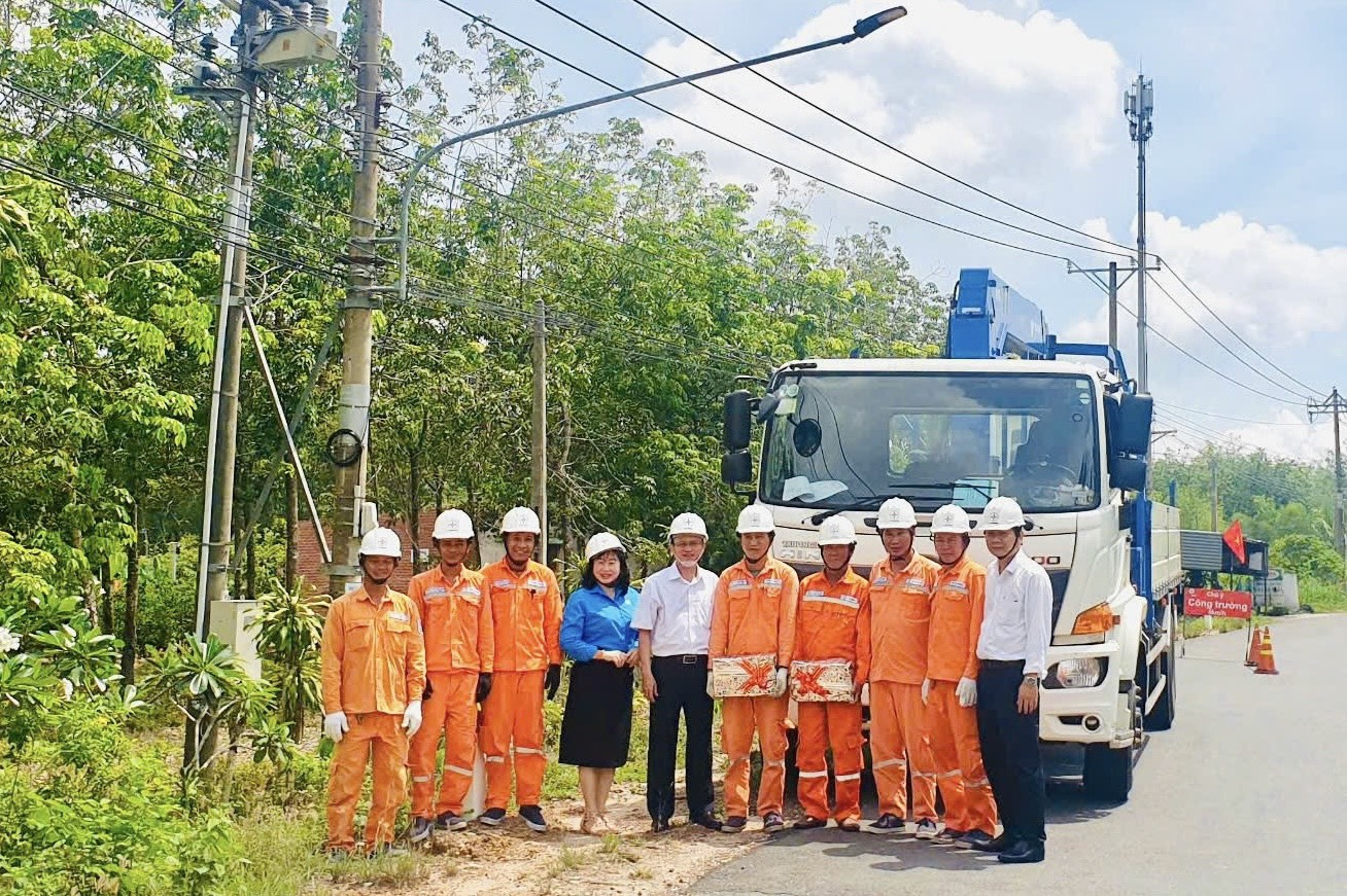 THĂM HỎI NHÂN THÁNG CÔNG NHÂN 2025: QUAN TÂM, KHÍCH LỆ NGƯỜI LAO ĐỘNG