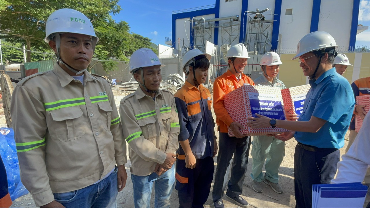 Thăm và động viên các đơn vị thi công dự án 110kV đưa điện lưới quốc gia tại vị trí tiếp bờ đặc khu Côn Đảo 2