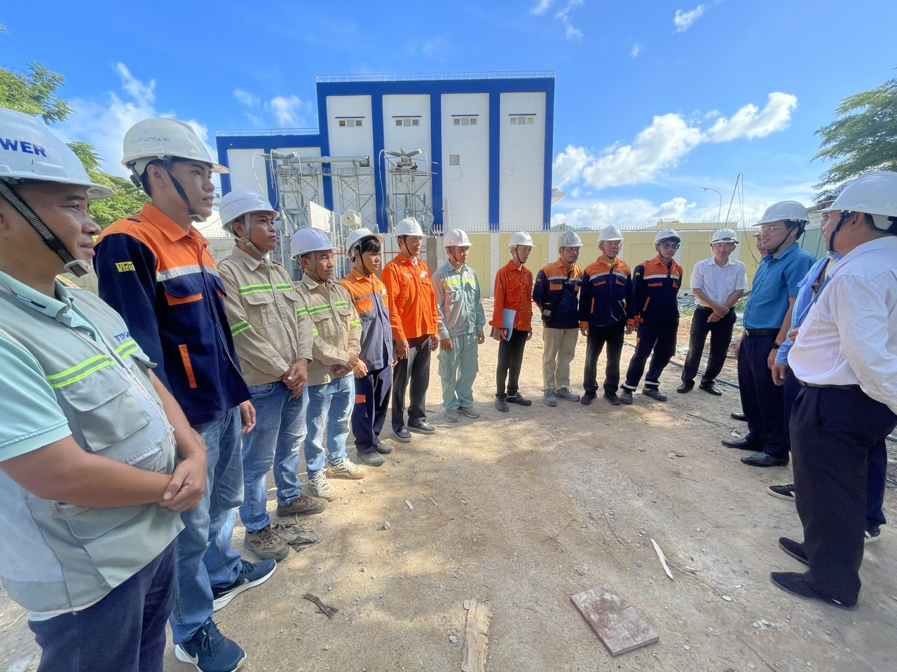 Thăm và động viên các đơn vị thi công dự án 110kV đưa điện lưới quốc gia tại vị trí tiếp bờ đặc khu Côn Đảo