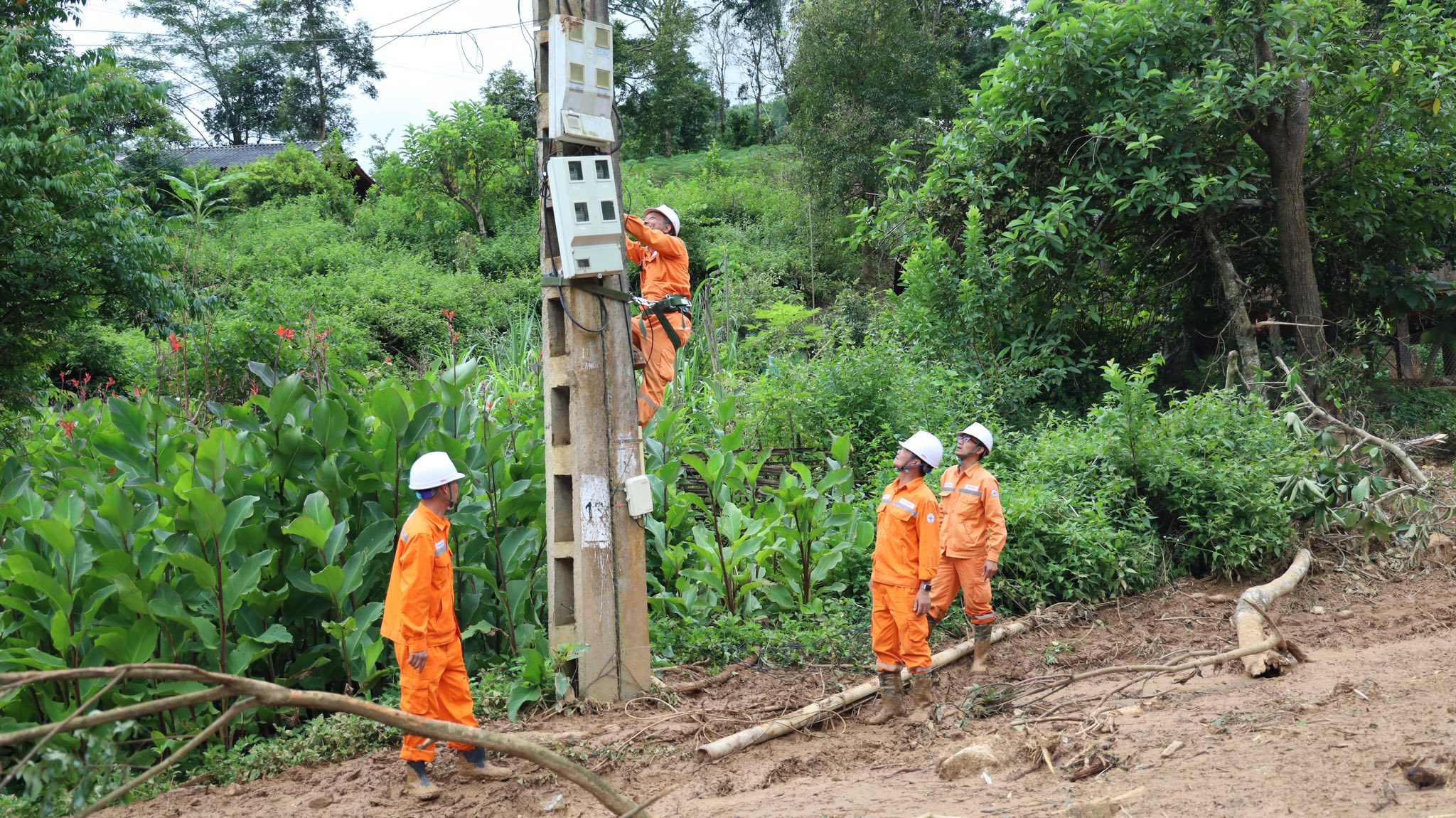 Thủ tướng Chính phủ ghi nhận nỗ lực của ngành Điện trong khắc phục sự cố tại vùng lũ Điện Biên 1