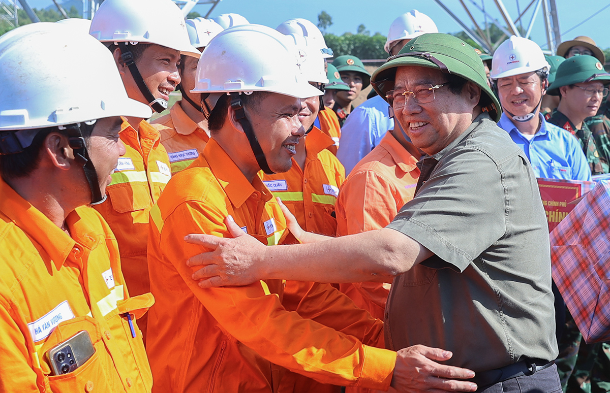 Thủ tướng Phạm Minh Chính kiểm tra và động viên các đơn vị tham gia thi công Dự án đường dây 500kV Lào Cai – Vĩnh Yên 1