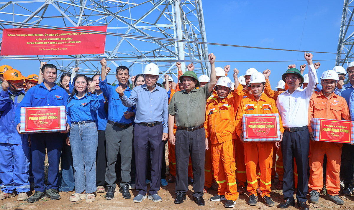 Thủ tướng Phạm Minh Chính kiểm tra và động viên các đơn vị tham gia thi công Dự án đường dây 500kV Lào Cai – Vĩnh Yên 2