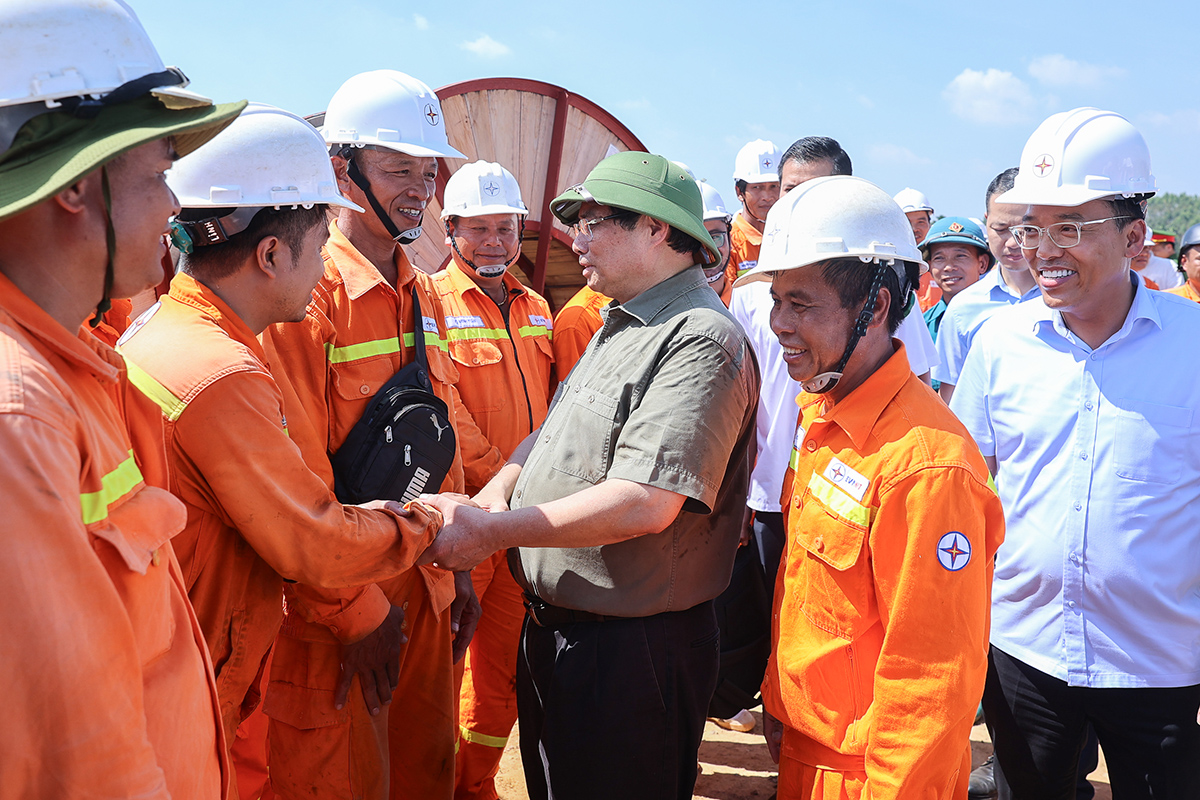 Thủ tướng Phạm Minh Chính kiểm tra và động viên các đơn vị tham gia thi công Dự án đường dây 500kV Lào Cai – Vĩnh Yên 3