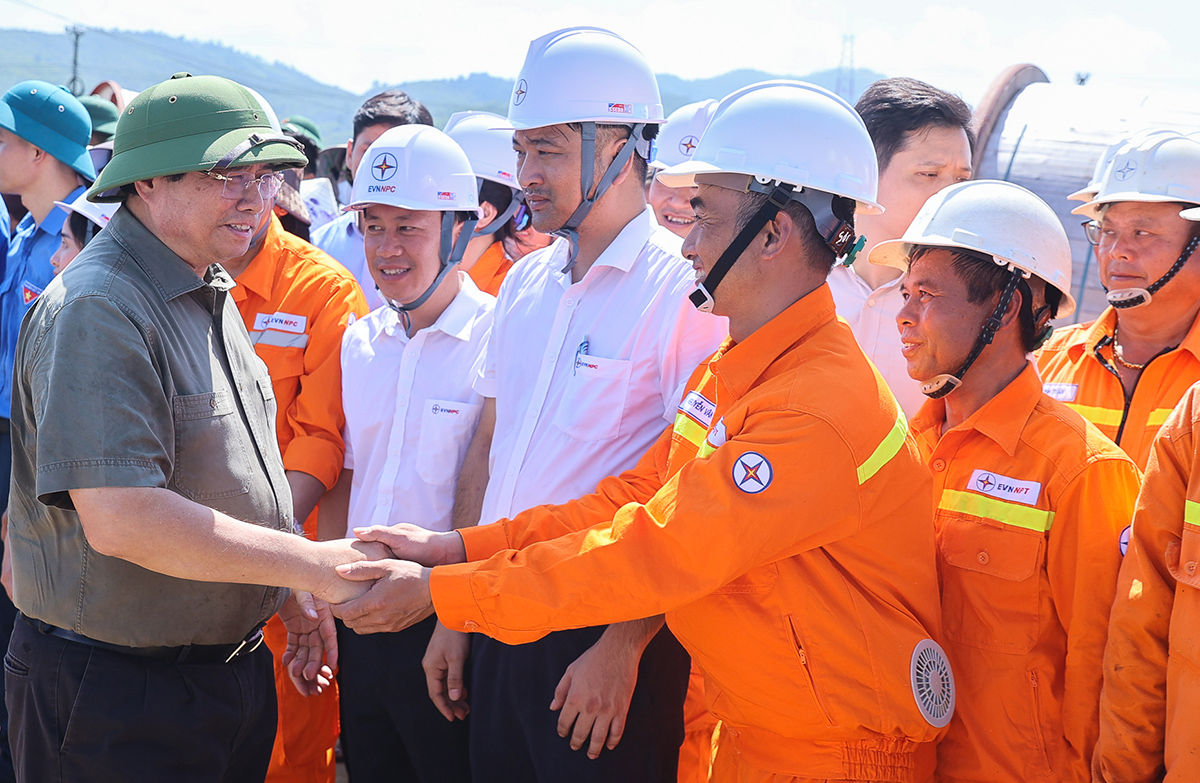 Thủ tướng Phạm Minh Chính kiểm tra và động viên các đơn vị tham gia thi công Dự án đường dây 500kV Lào Cai – Vĩnh Yên 4
