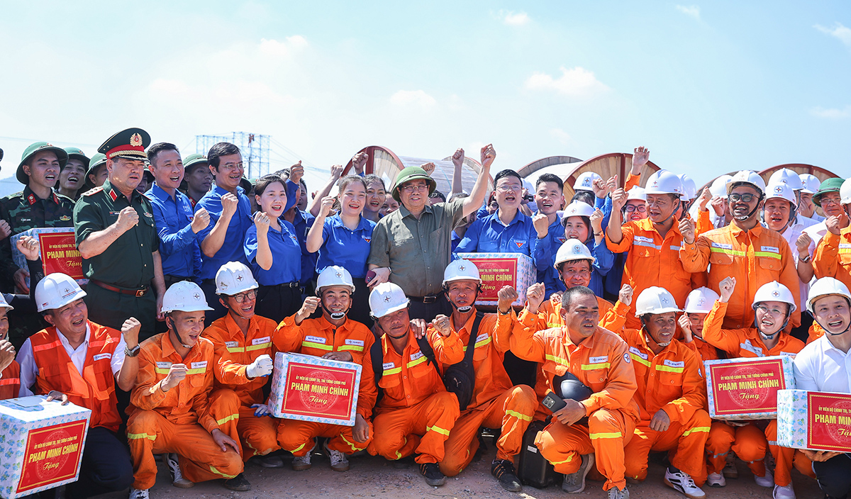 Thủ tướng Phạm Minh Chính kiểm tra và động viên các đơn vị tham gia thi công Dự án đường dây 500kV Lào Cai – Vĩnh Yên 5