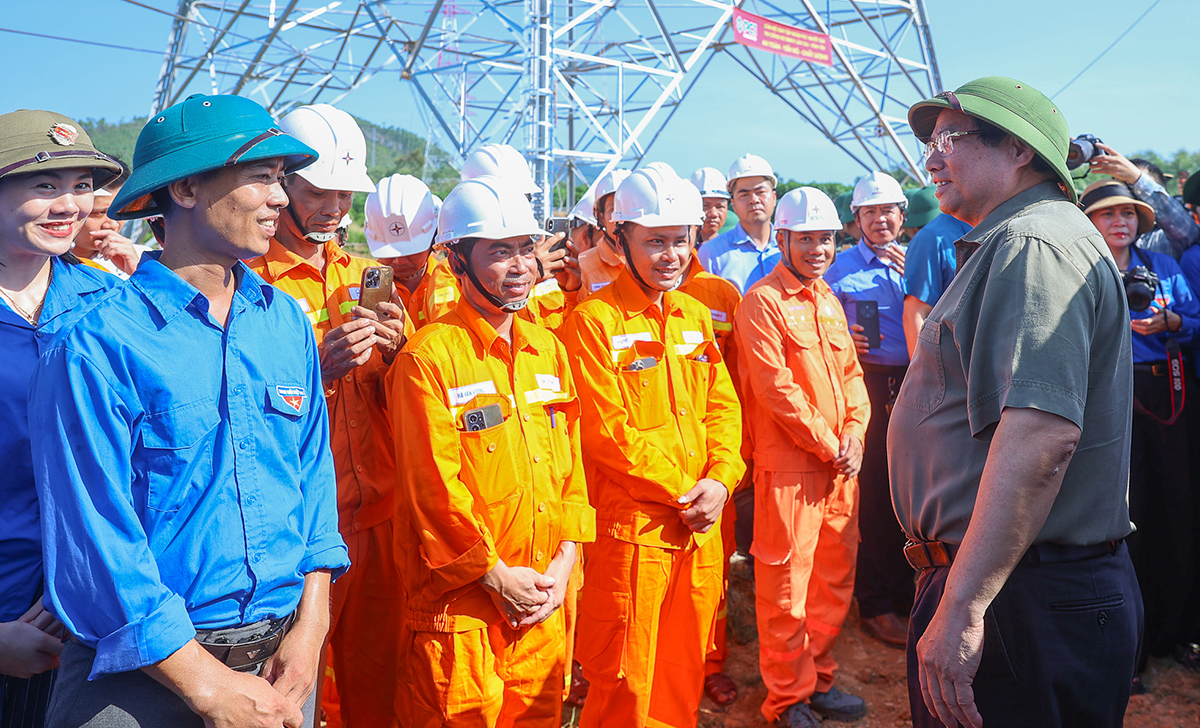 Thủ tướng Phạm Minh Chính kiểm tra và động viên các đơn vị tham gia thi công Dự án đường dây 500kV Lào Cai – Vĩnh Yên