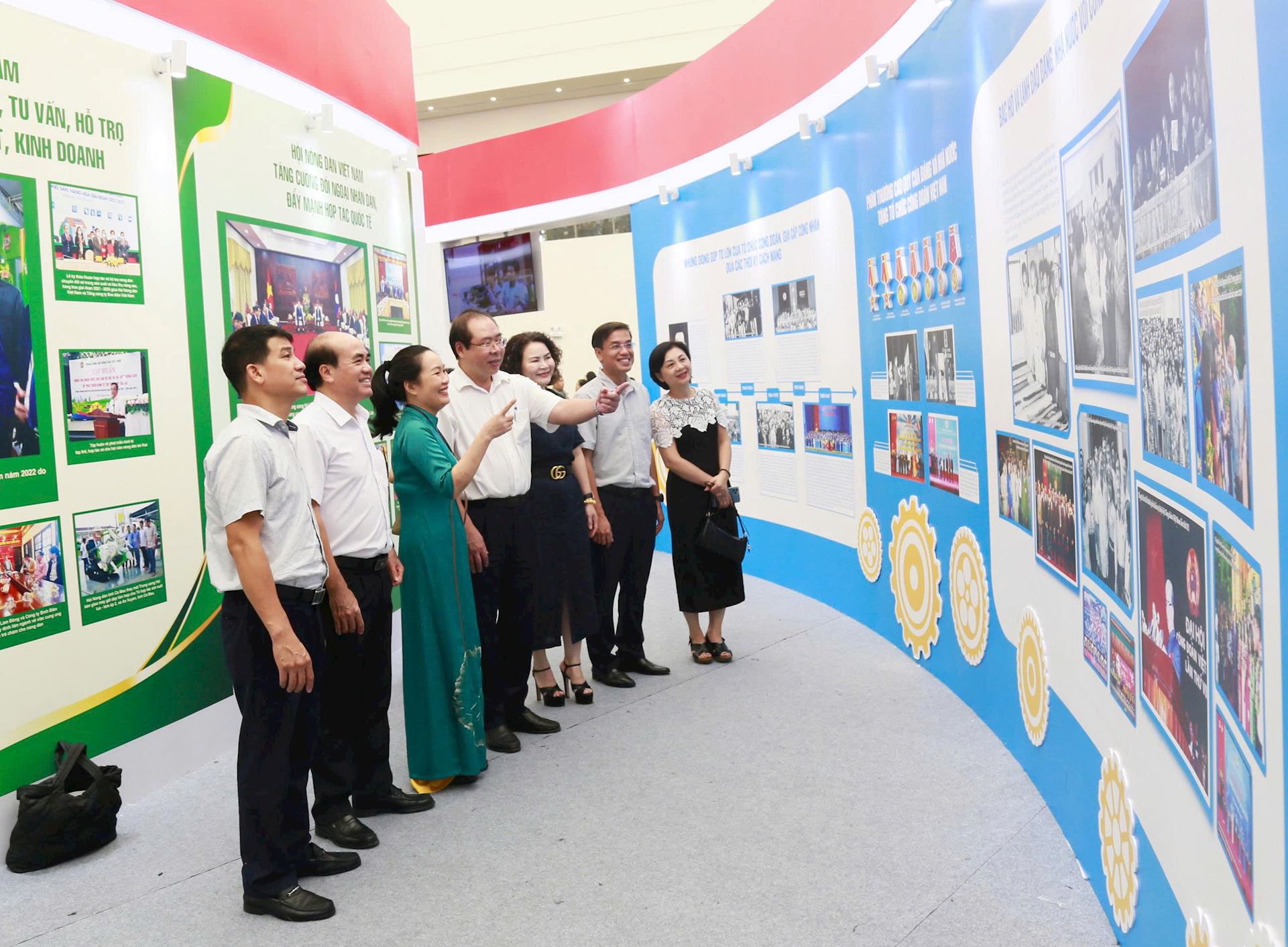 Thường trực Công đoàn ĐLVN tham quan không gian triển lãm quốc gia của Tổng Liên đoàn và Tập đoàn Điện lực Việt Nam 
