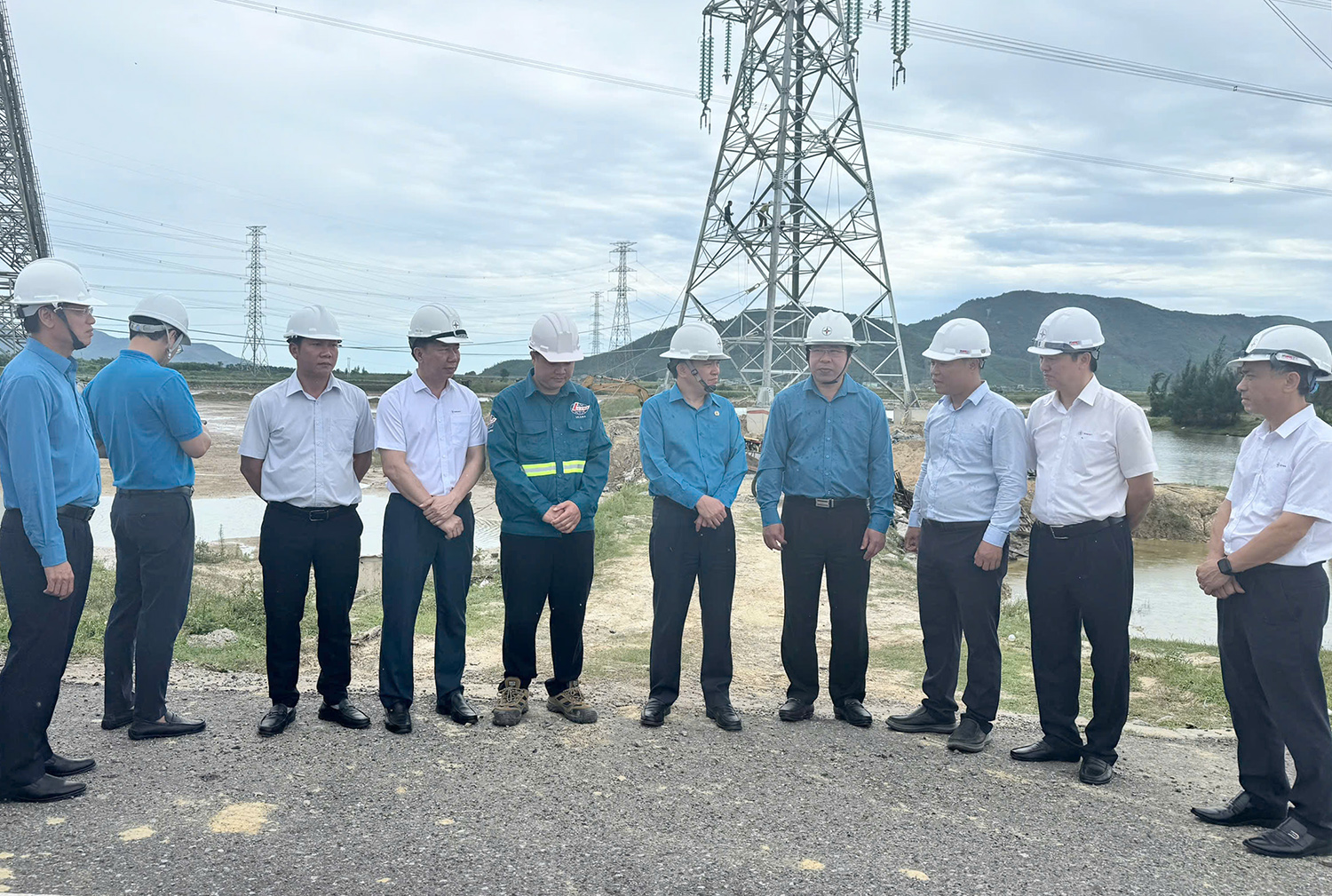 Tiếp sức công trình trọng điểm: Tổng LĐLĐ Việt Nam đồng hành cùng người lao động tại Dự án TBA 220kV Vũng Áng và đấu nối