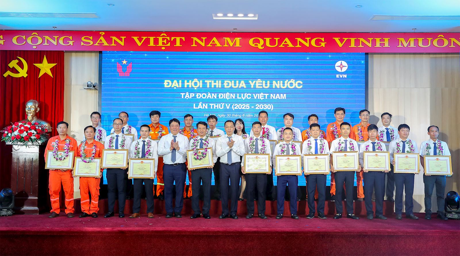 Tổ trưởng Vũ Văn Loãn – Tấm gương tiêu biểu tại Đại hội Thi đua yêu nước Tập đoàn Điện lực Việt Nam lần thứ V 2