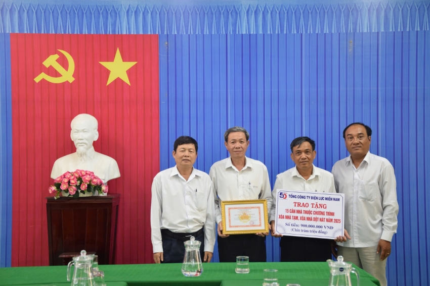 Tổng Công ty Điện lực miền Nam trao tặng 15 căn nhà thuộc chương trình xóa nhà tạm, xóa nhà dột nát tại Trà Vinh 1
