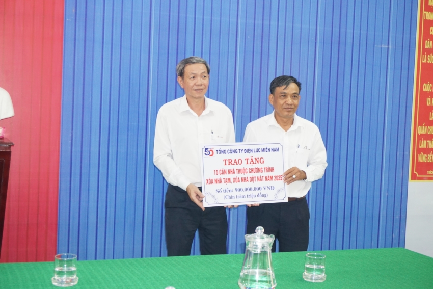 Tổng Công ty Điện lực miền Nam trao tặng 15 căn nhà thuộc chương trình xóa nhà tạm, xóa nhà dột nát tại Trà Vinh