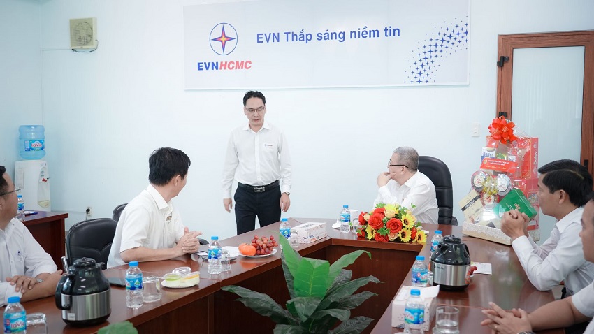 Tổng giám đốc EVNHCMC thăm hỏi, động viên người lao động có hoàn cảnh khó khăn 1