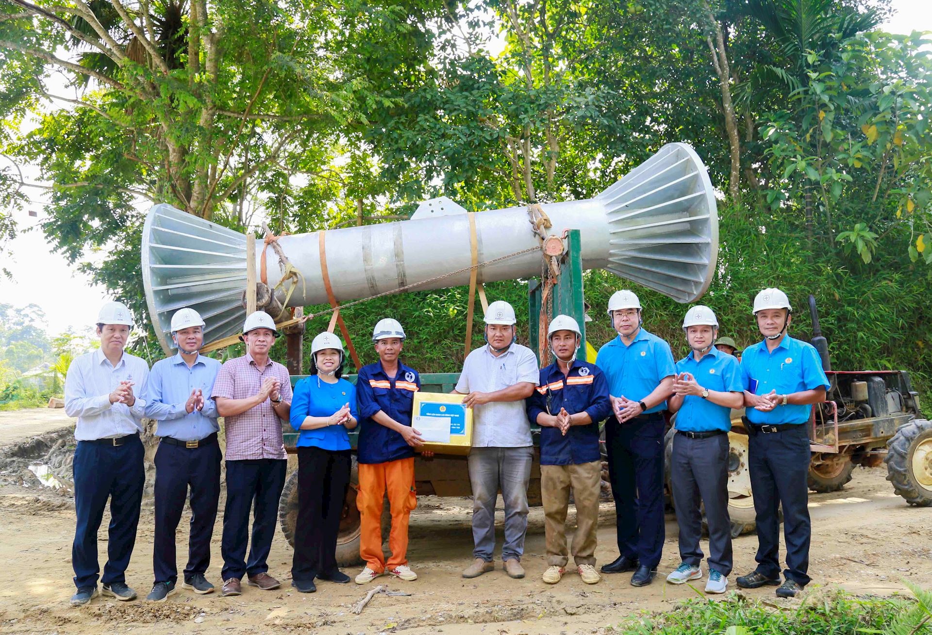 Tổng LĐLĐ Việt Nam thăm hỏi, động viên người lao động thi công công trình đường dây 500kV Lào Cai – Vĩnh Yên 2