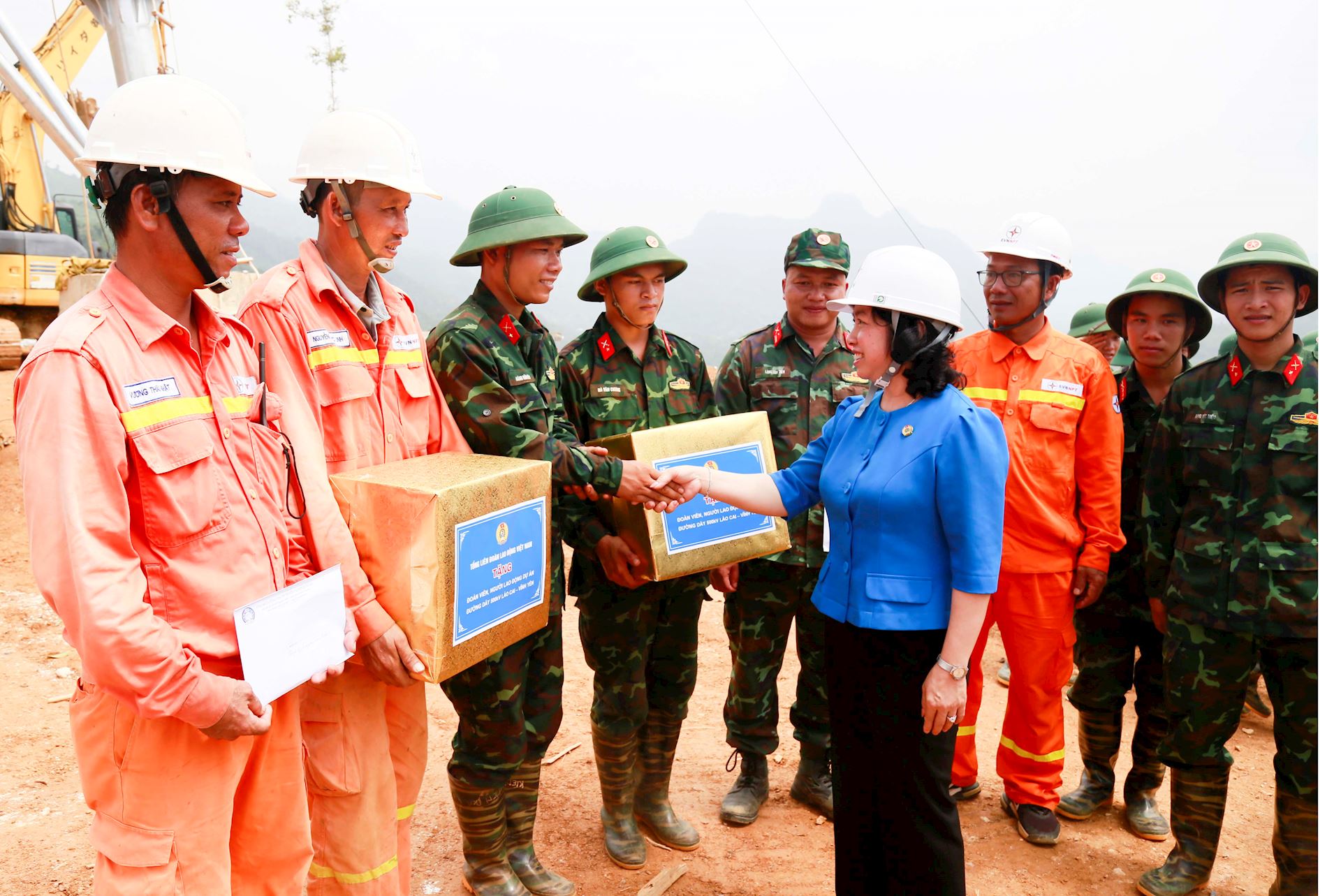 Tổng LĐLĐ Việt Nam thăm hỏi, động viên người lao động thi công công trình đường dây 500kV Lào Cai – Vĩnh Yên 4