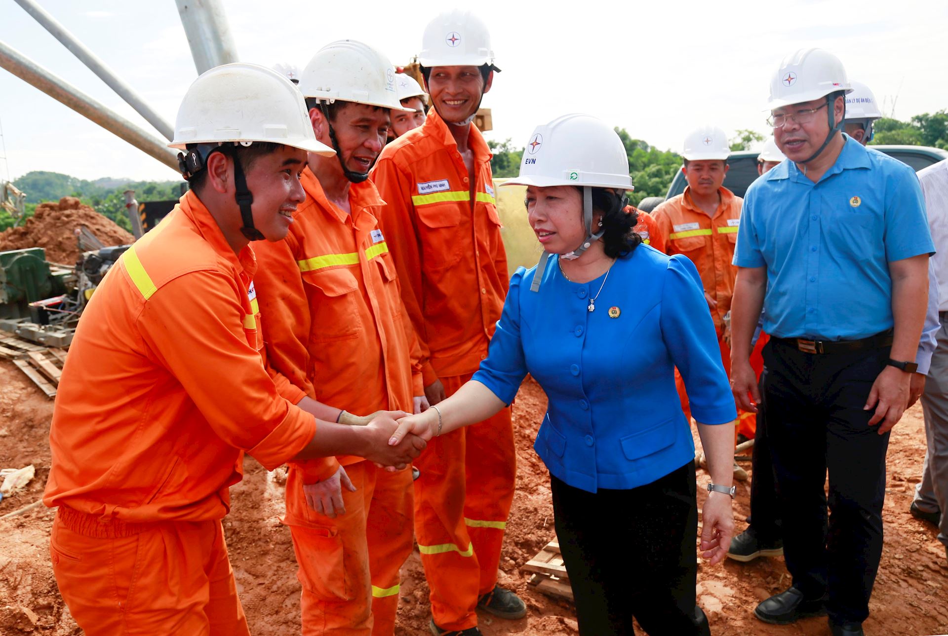 Tổng LĐLĐ Việt Nam thăm hỏi, động viên người lao động thi công công trình đường dây 500kV Lào Cai – Vĩnh Yên 7