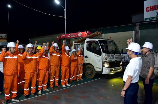 Trao 600 triệu đồng tới tập thể, người lao động khắc phục thiệt hại do bão số 10 gây ra