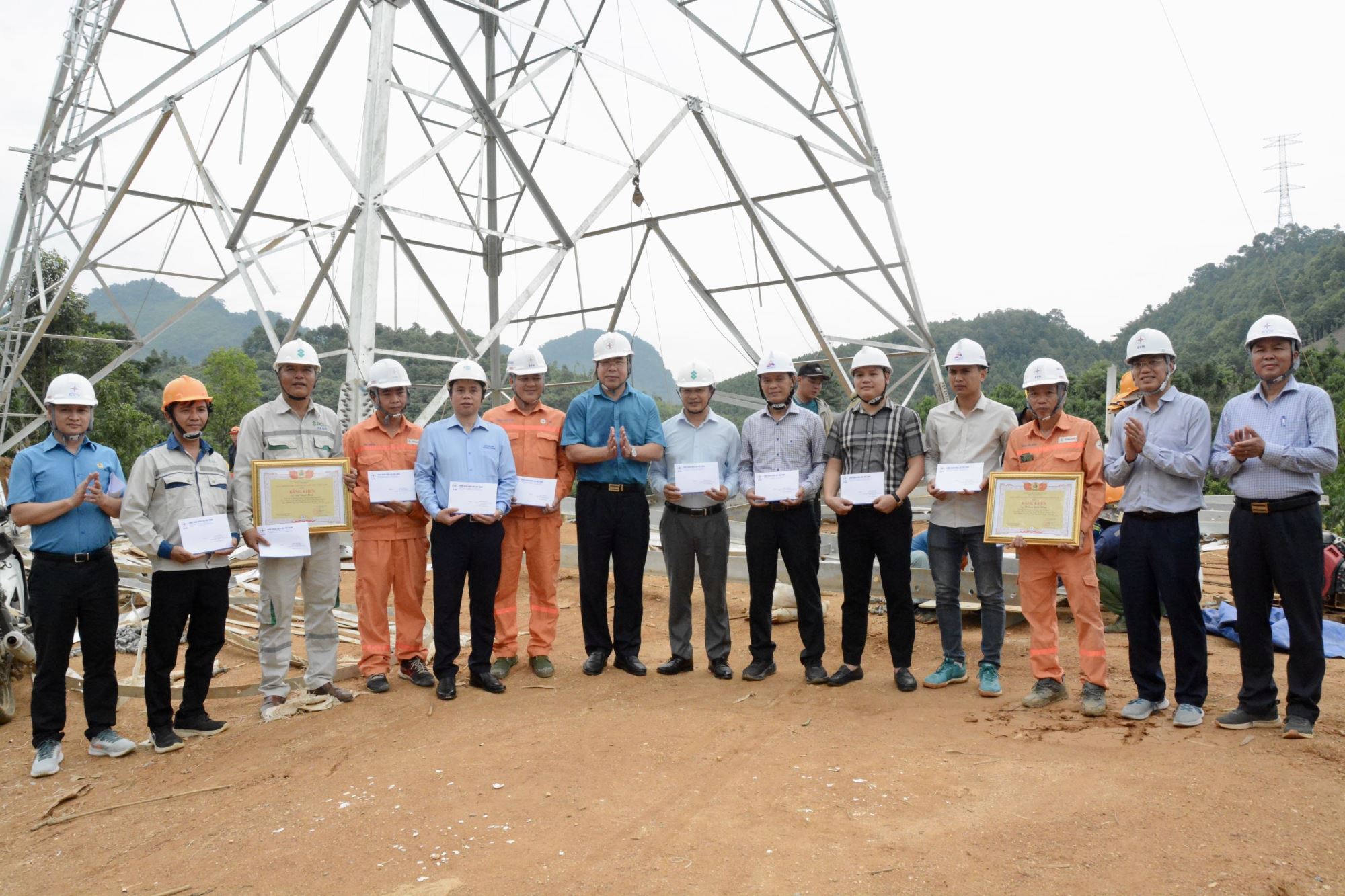 Trao khen thưởng đột xuất, kịp thời động viên người lao động trên công trường đường dây Lào Cai - Vĩnh Yên 1