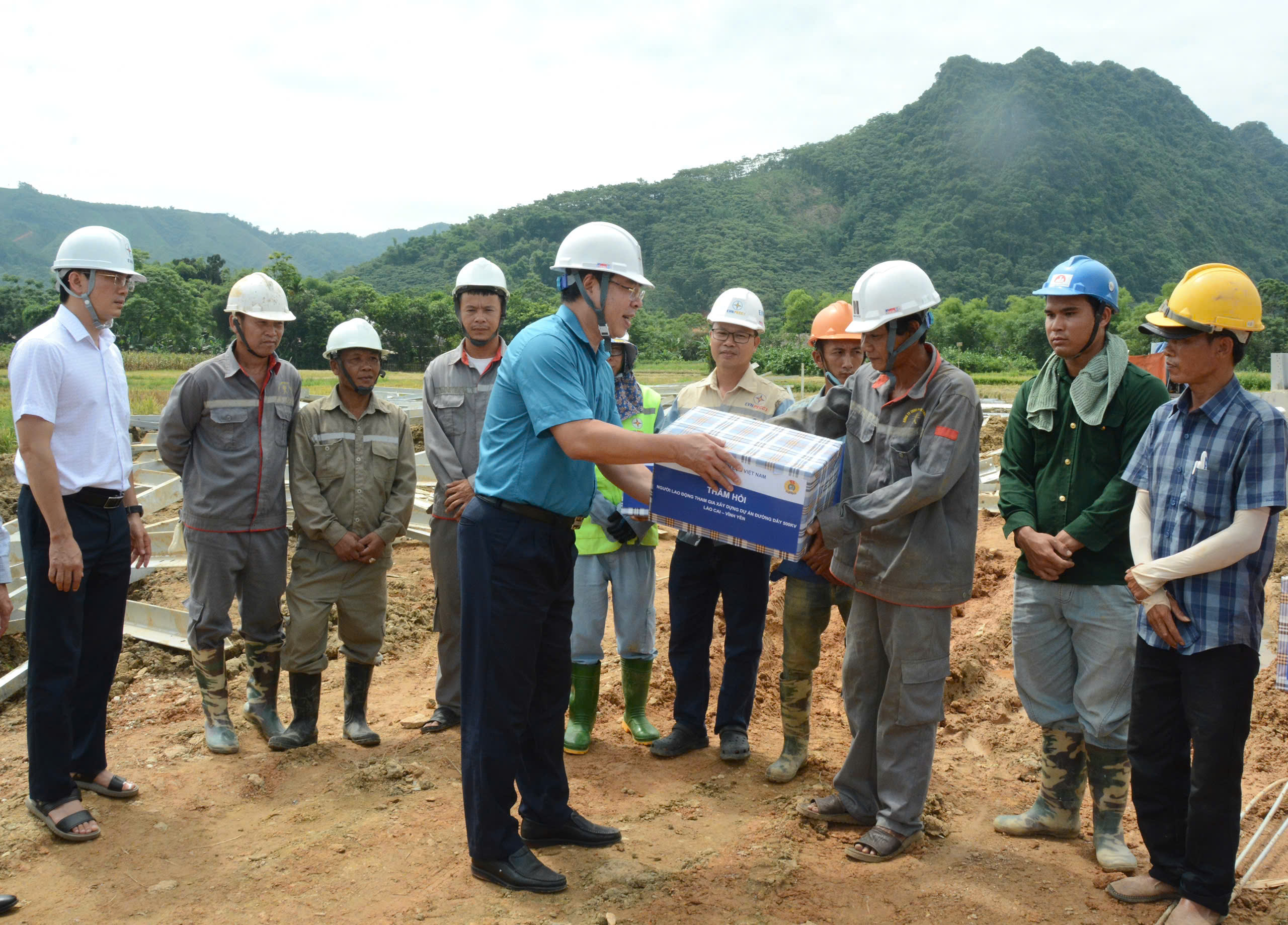 Trao khen thưởng đột xuất, kịp thời động viên người lao động trên công trường đường dây Lào Cai - Vĩnh Yên 3