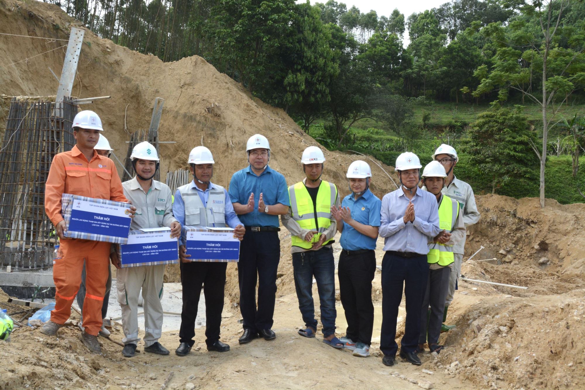 Trao khen thưởng đột xuất, kịp thời động viên người lao động trên công trường đường dây Lào Cai - Vĩnh Yên 4