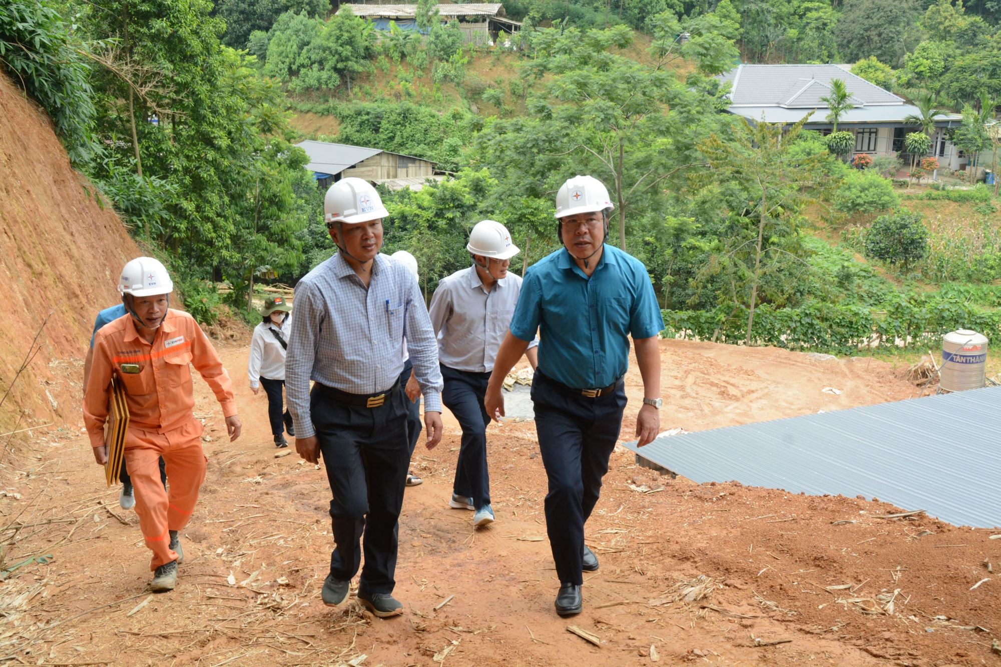 Trao khen thưởng đột xuất, kịp thời động viên người lao động trên công trường đường dây Lào Cai - Vĩnh Yên