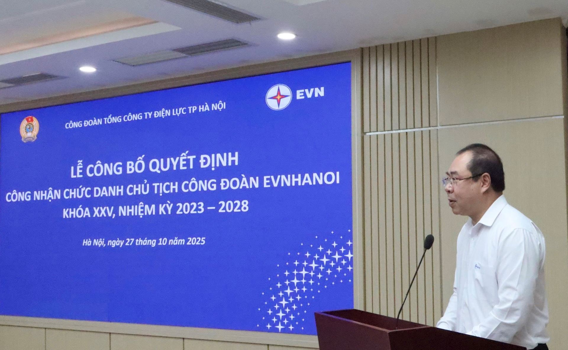 Trao Quyết định công nhận chức danh Chủ tịch Công đoàn Tổng công ty Điện lực TP Hà Nội.  1