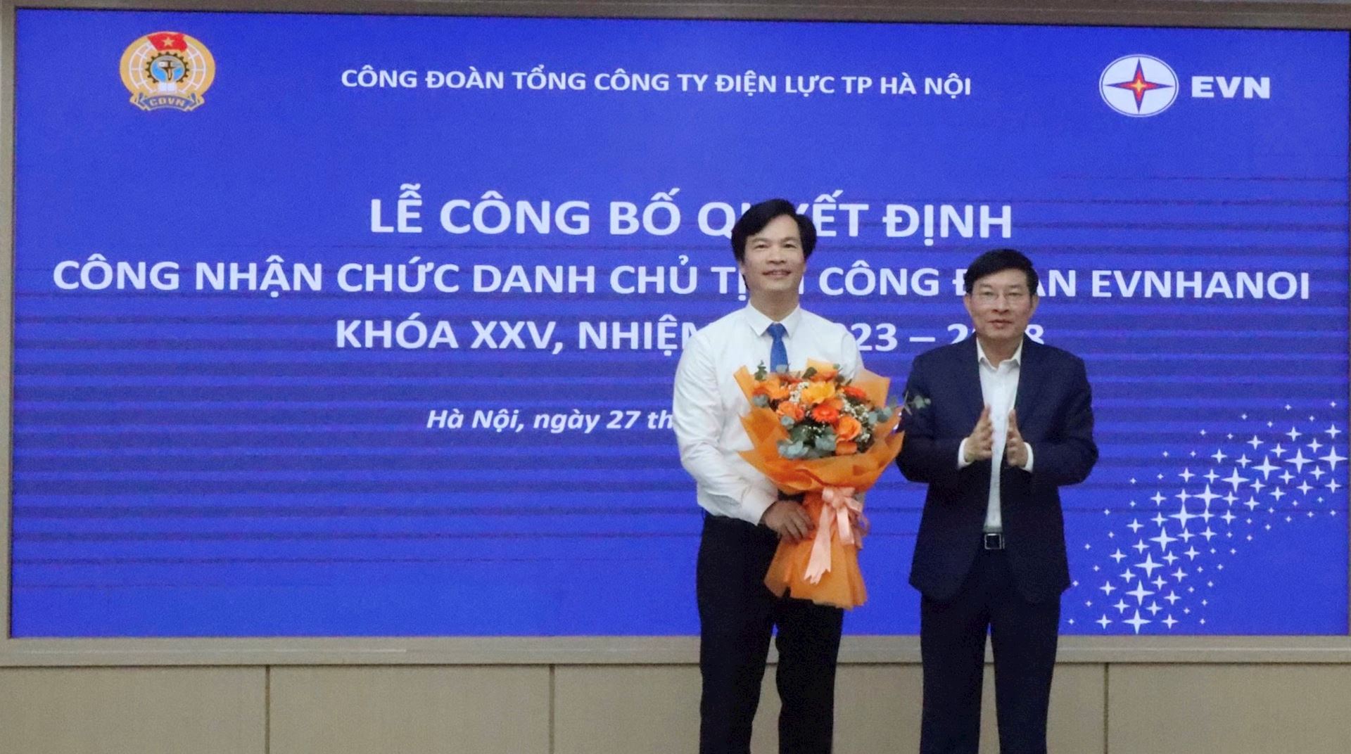 Trao Quyết định công nhận chức danh Chủ tịch Công đoàn Tổng công ty Điện lực TP Hà Nội.  2