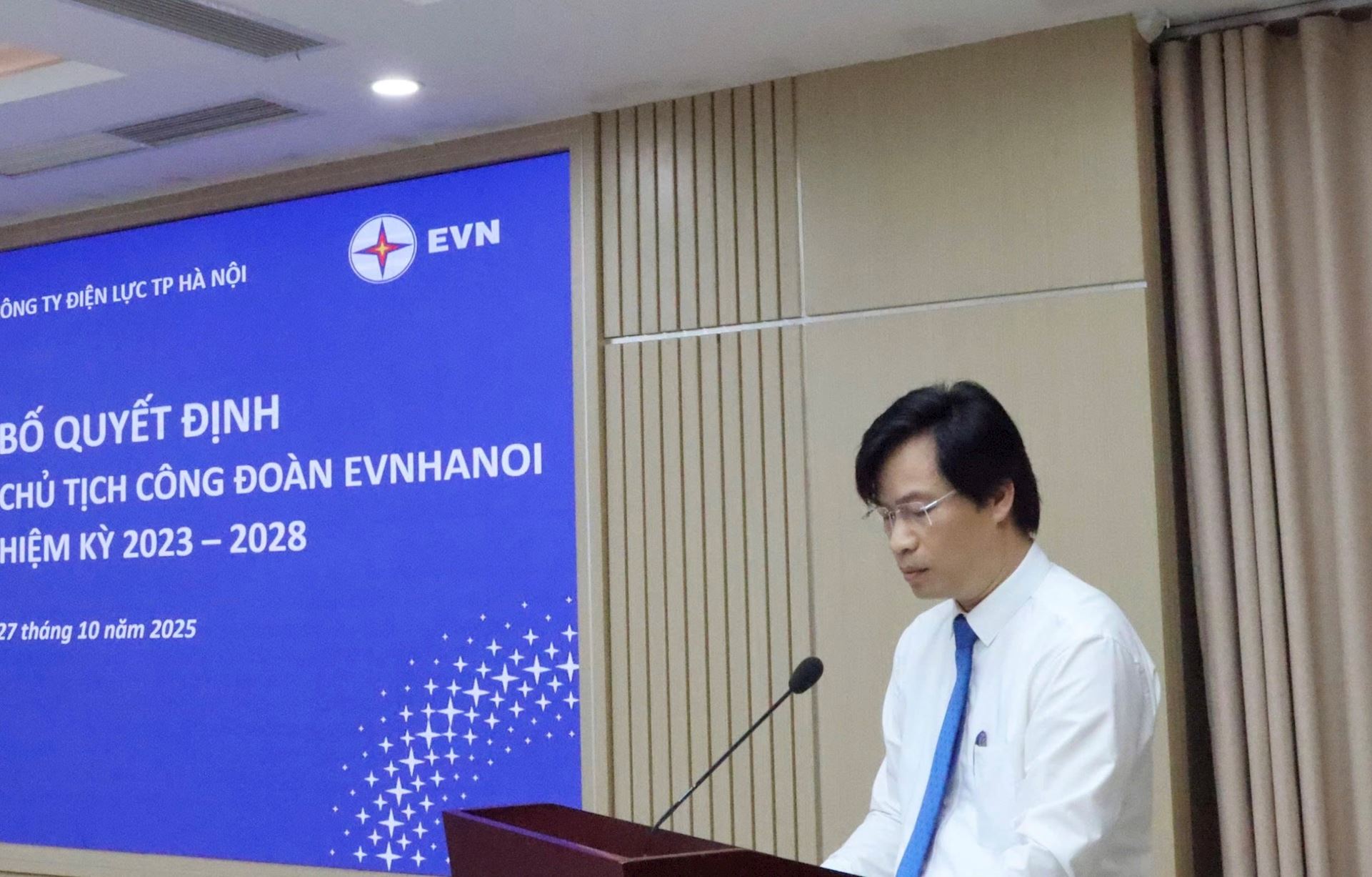 Trao Quyết định công nhận chức danh Chủ tịch Công đoàn Tổng công ty Điện lực TP Hà Nội.  3
