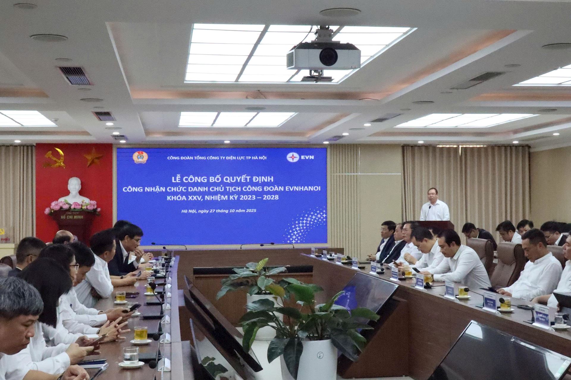 Trao Quyết định công nhận chức danh Chủ tịch Công đoàn Tổng công ty Điện lực TP Hà Nội.  4