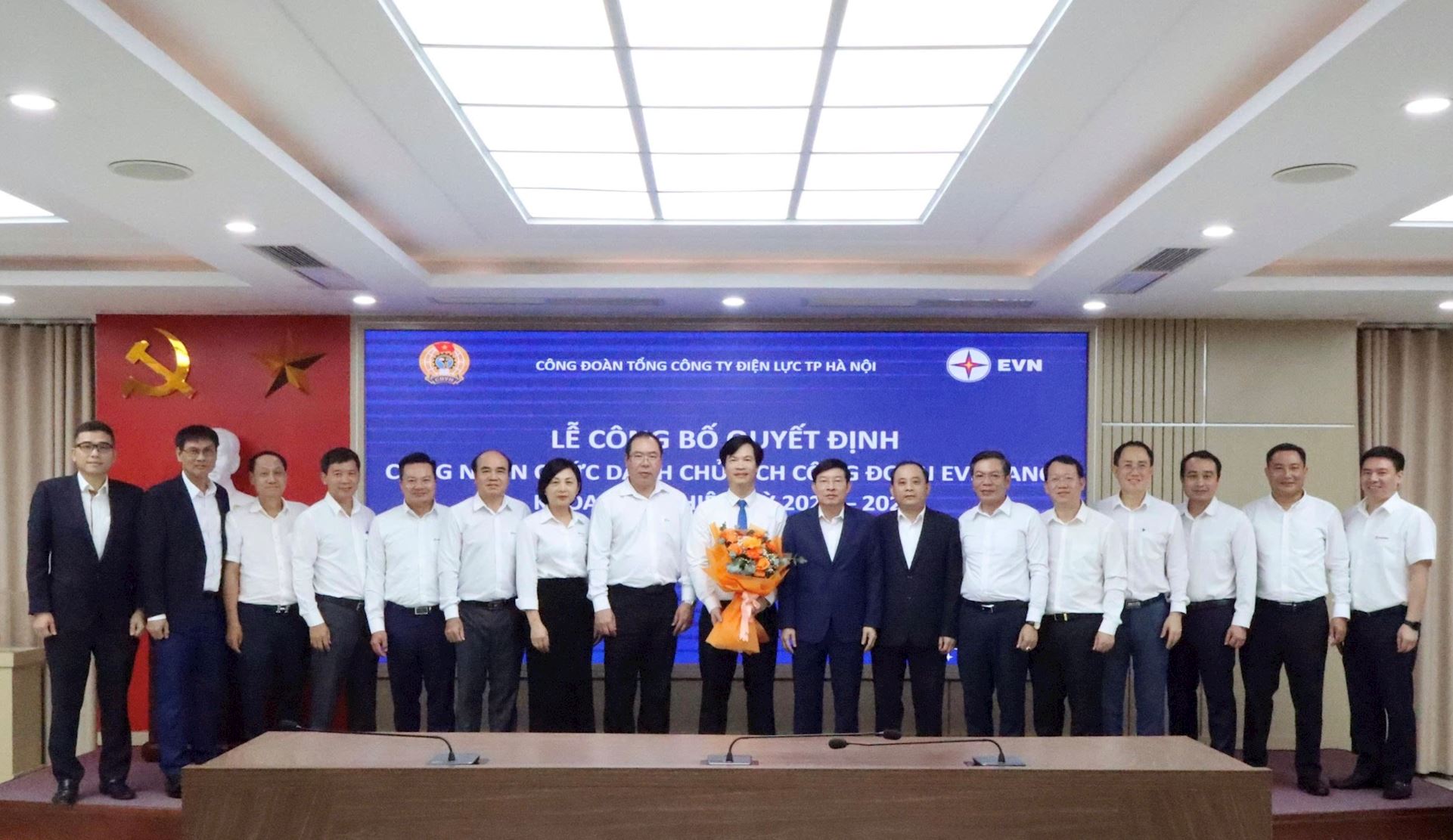 Trao Quyết định công nhận chức danh Chủ tịch Công đoàn Tổng công ty Điện lực TP Hà Nội.