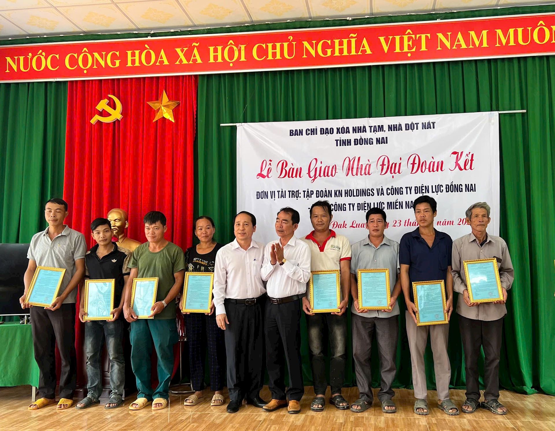 Trao tặng 8 căn nhà Đại đoàn kết cho hộ cận nghèo tại xã Đak Lua, tỉnh Đồng Nai.