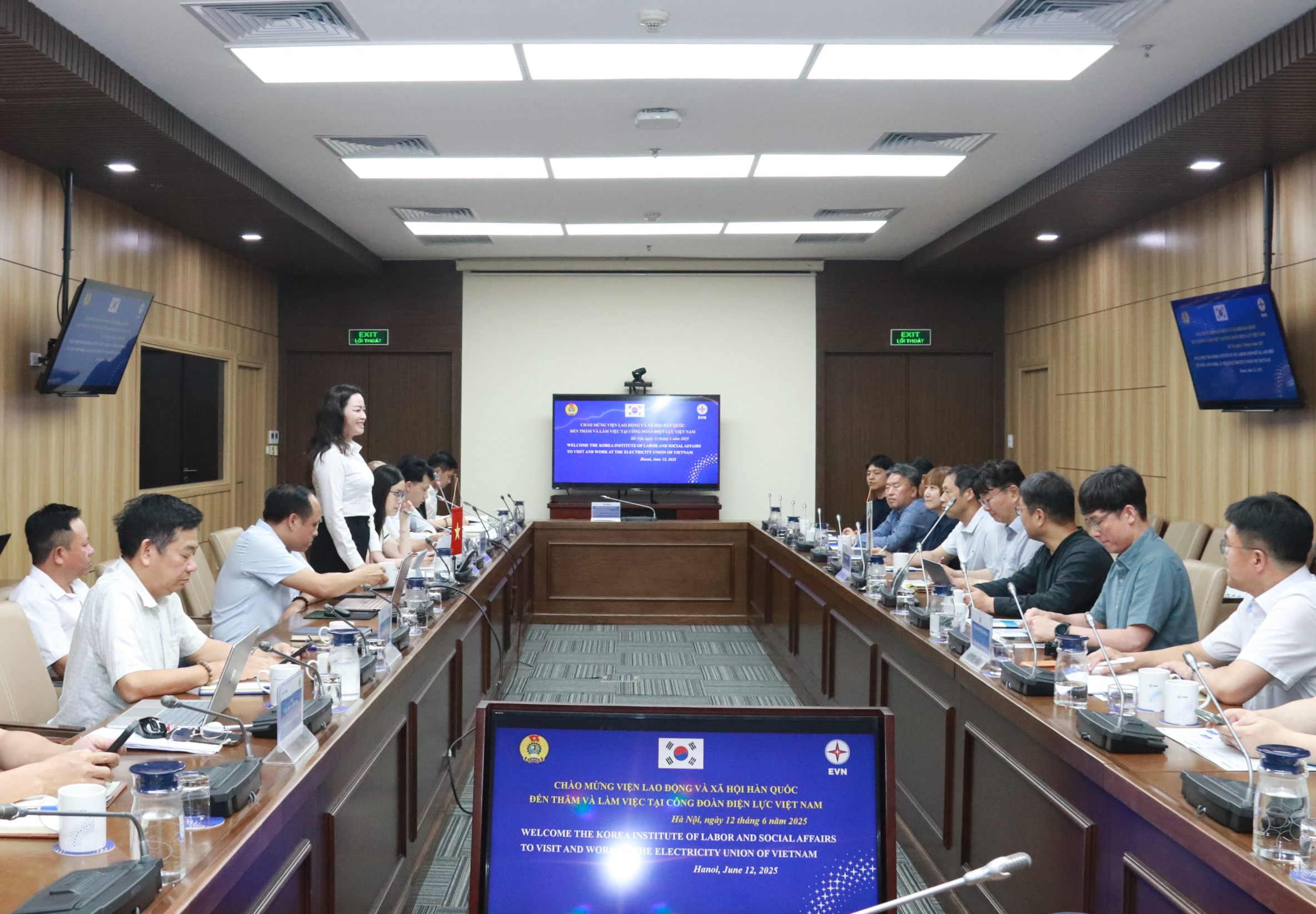 Viện Lao động và Xã hội Hàn Quốc thăm, làm việc với Công đoàn Điện lực Việt Nam