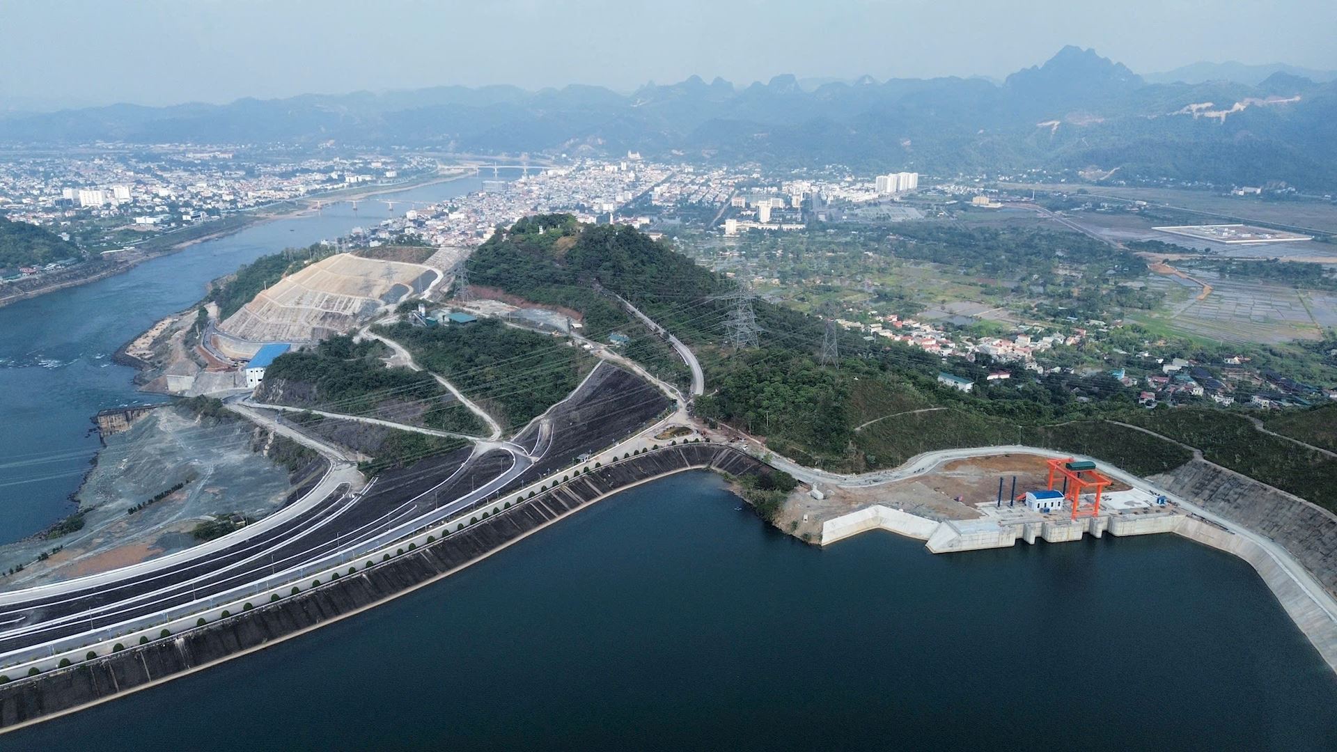 Xây nguồn sức mạnh nội sinh từ phong trào thi đua liên kết trên công trường Thủy điện Hòa Bình mở rộng