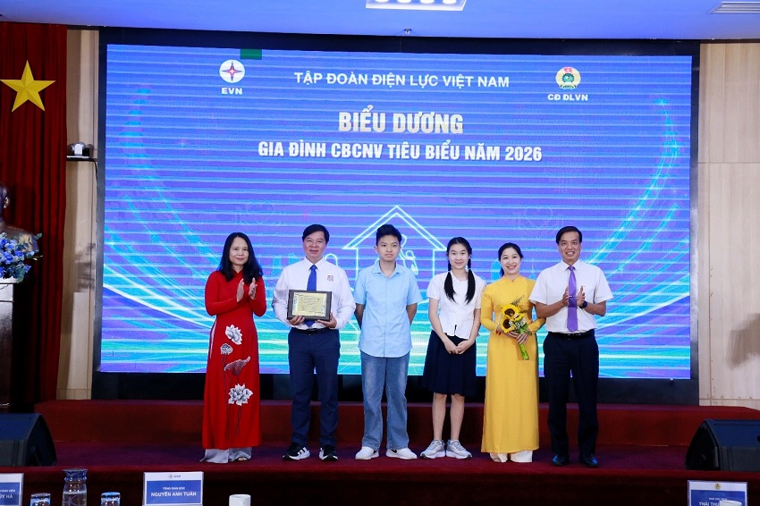 8 học sinh và 4 gia đình EVNHCMC được tuyên dương cấp Tập đoàn 1
