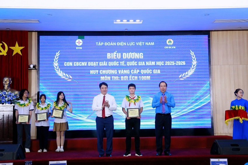 8 học sinh và 4 gia đình EVNHCMC được tuyên dương cấp Tập đoàn