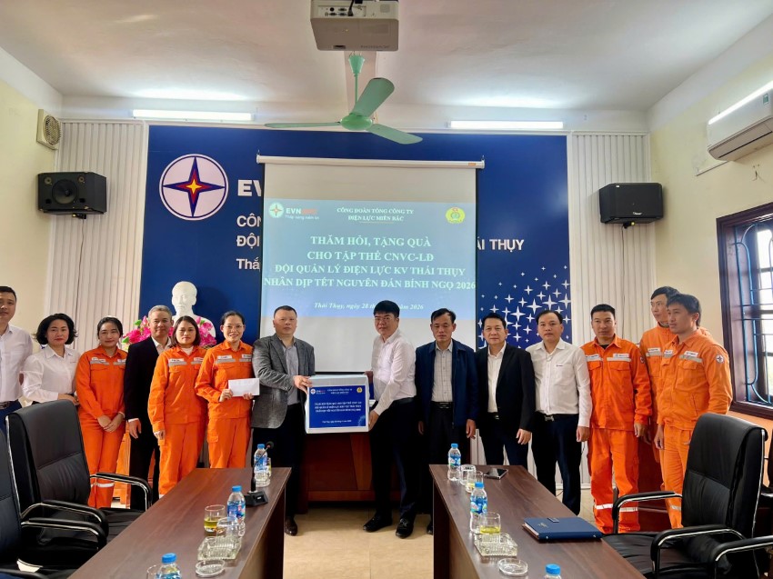 Ấm áp nghĩa tình ngành Điện: Công đoàn Tổng công ty Điện lực miền Bắc thăm, tặng quà tại Đội QLĐLKV Thái Thụy, Đội QLĐLKV Tiền Hải – Công ty Điện lực Hưng Yên 1