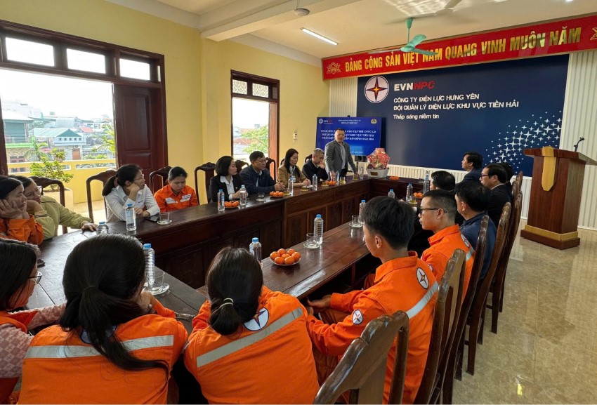 Ấm áp nghĩa tình ngành Điện: Công đoàn Tổng công ty Điện lực miền Bắc thăm, tặng quà tại Đội QLĐLKV Thái Thụy, Đội QLĐLKV Tiền Hải – Công ty Điện lực Hưng Yên 2