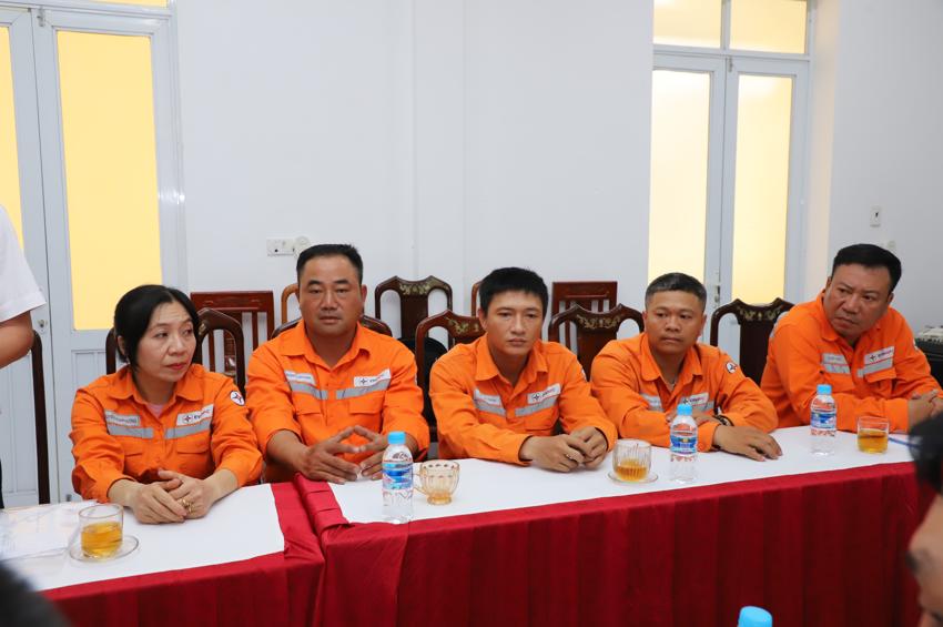 Ấm lòng dòng điện mùa hạ: Công đoàn Điện lực Việt Nam thăm, động viên người lao động Điện lực Hương Sơn 2